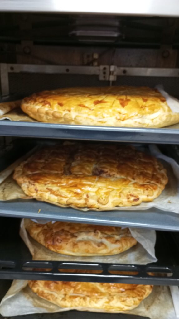 galettes des rois sortant du four